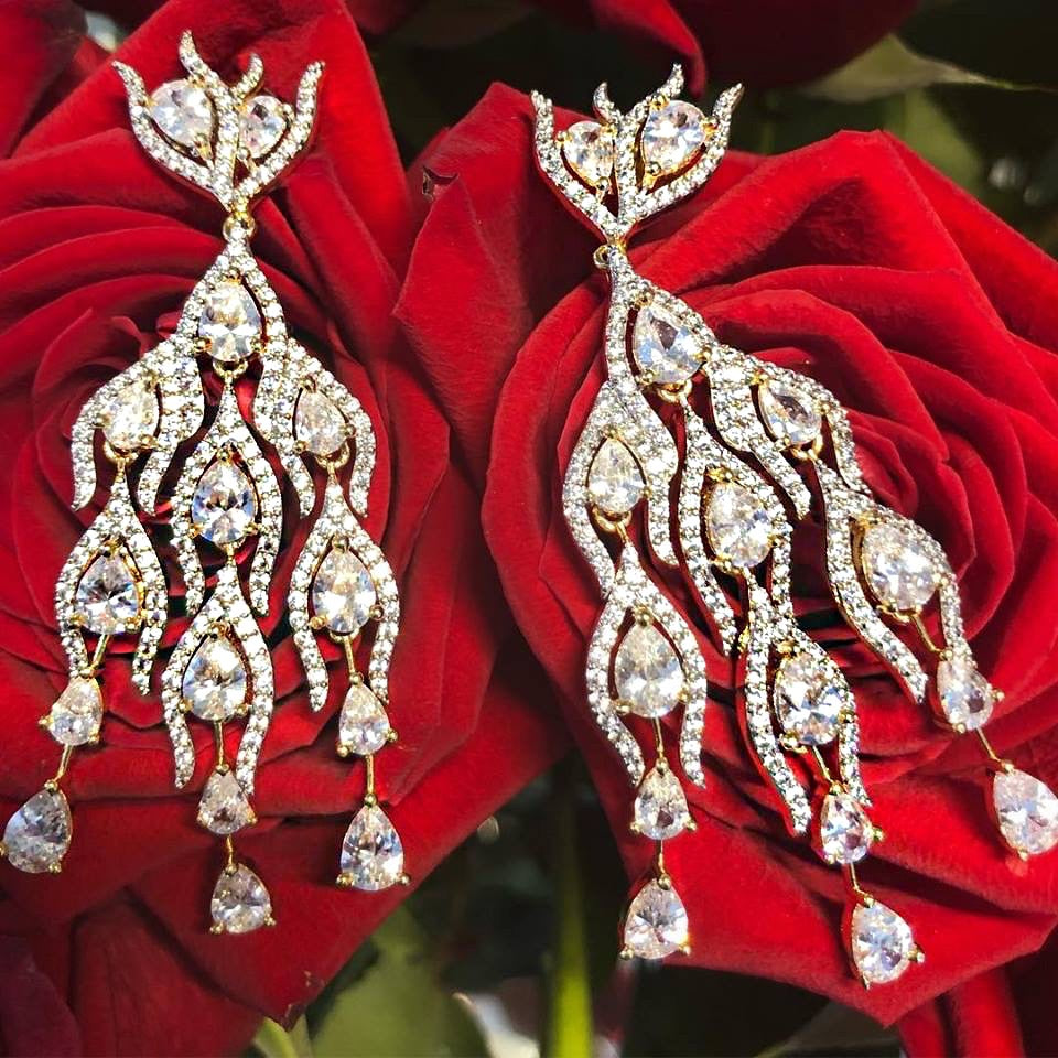 
Experience the allure of Parisian glamour with our Alizey earrings, designed to add a touch of decadence and chic to your outfit. Made with the finest gold-plated bJaipur RoseJaipur RoseEarringsAlizey Designer Chandelier Earrings By Jaipur Rose Indian Jewelry Onli